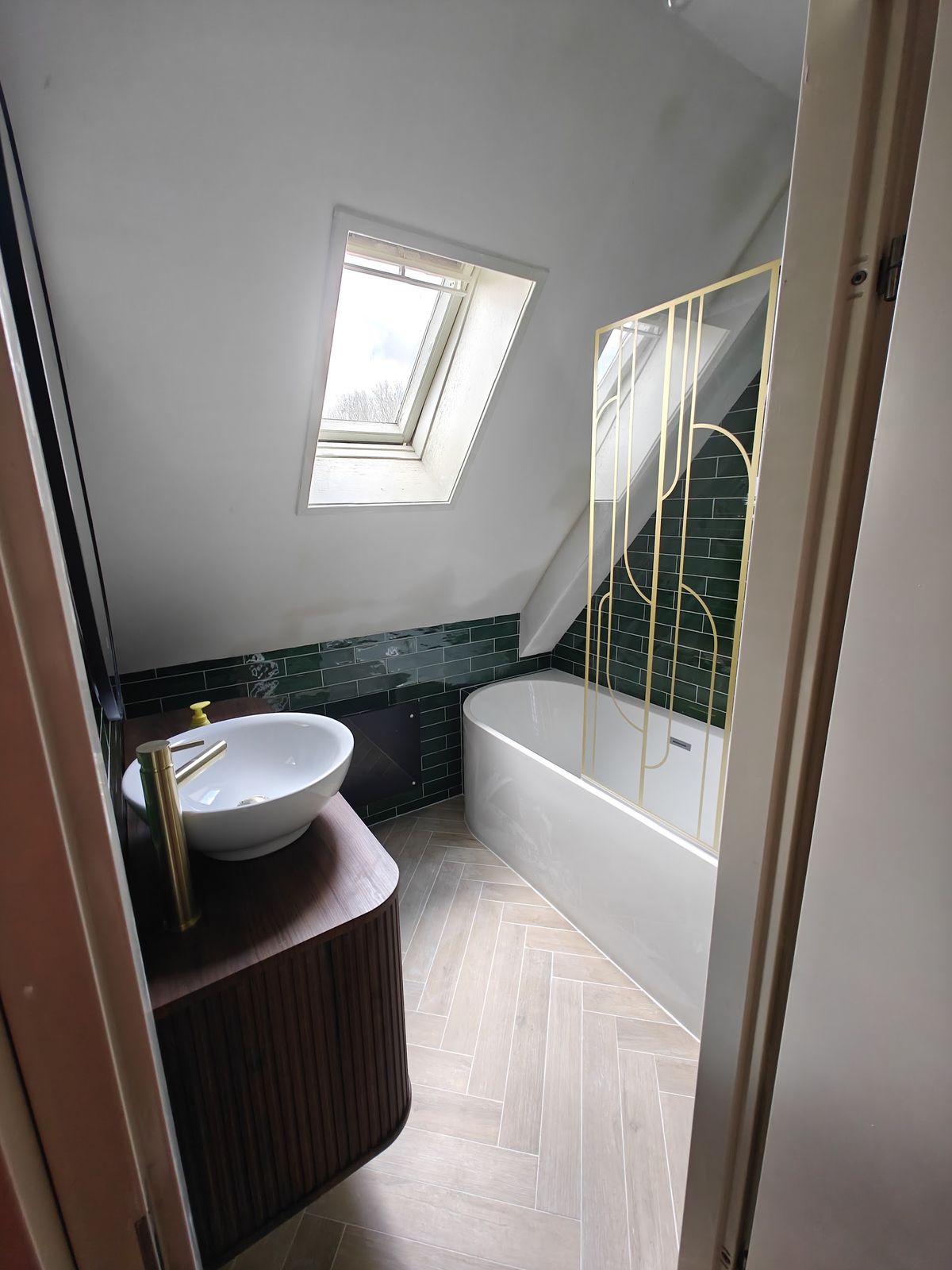 Dezelfde badkamer in zijn geheel, met vrijstaand bad en visgraatvloer